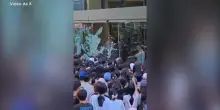 Cina, fan distruggono una porta di vetro per incontrare la star Zhang Linghe