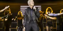 Claudio Baglioni colpito da polmonite interstiziale: tour rinviato al 2027