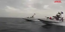 Iran, pattuglie perlustrano lo Stretto di Hormuz: le immagini dei motoscafi armati sulla tv di Teheran