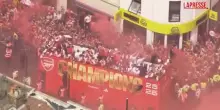 Londra, in migliaia per strada festeggiano la vittoria dellArsenal in campionato