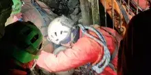 Cuneo, il Soccorso alpino libera lo speleologo bloccato in una grotta: sta bene