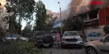 Ucraina, attacco russo nelle zone residenziali di Kiev: i cittadini si muovono tra le macerie