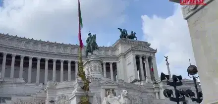 2 giugno, Mattarella rende omaggio al Milite Ignoto allAltare della Patria