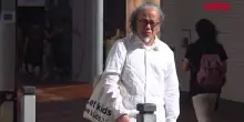 Hong Kong, artista commemora le vittime di piazza Tiananmen con un lungo filo rosso