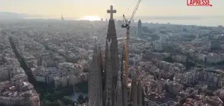 Barcellona, la Sagrada Familia attende larrivo del Papa: le spettacolari immagini del drone