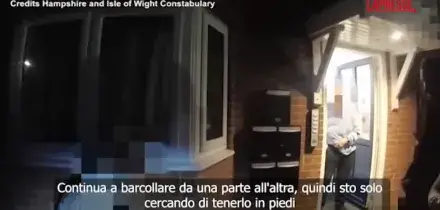 Regno Unito, 18enne accoltellato muore dopo larresto: le immagini del fermo