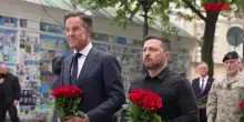 Ucraina, Zelensky e Rutte omaggiano i soldati di Kiev caduti: le immagini al memoriale