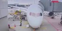 Germania, cede il carrello di un aereo Lufthansa al gate di Francoforte: il momento dellincidente