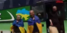 Ucraina, i prigionieri liberati da Mosca tornano a casa: i festeggiamenti e la commozione