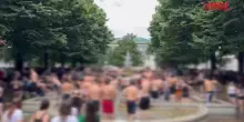 Milano, studenti festeggiano la fine della scuola con un bagno nella fontana