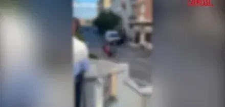 Porto San Giorgio, picchiato dal branco per aver difeso la figlia: il video