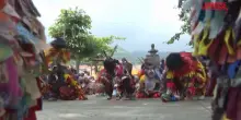 Venezuela, "Diavoli Danzanti" inseguono i bambini alla loro prima comunione