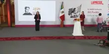 Messico, la presidente Sheinbaum lancia un pallone: giornalista cade tentando di prenderlo
