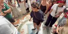 Toro in Galleria a Milano, turisti in coda per il rito