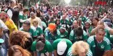 Messico, migliaia di persone realizzano la pi&ugrave; grande "onda" umana fuori da uno stadio