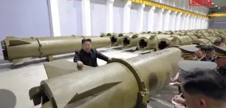 Corea del Nord, Kim Jong Un passeggia tra centinaia di missili