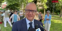 Milano, Valditara con gli studenti che puliscono il parco: "Bel gesto nellultimo giorno di scuola"