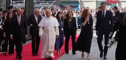 Spagna, Papa Leone XIV arriva al Parlamento: lovazione della folla