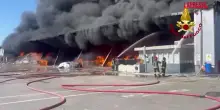 Pisa, in fiamme capannone adibito alla lavorazione di materiale plastico