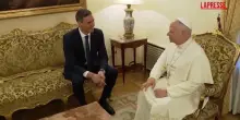Papa Leone XIV in Spagna, lincontro con il premier Sanchez che gli dona un bonsai di olivo