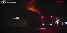 Ucraina, droni russi su Kharkiv: incendio esplode in magazzino