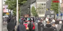 Irlanda del Nord, autobus in fiamme a Belfast durante le proteste anti-migranti