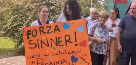 Sinner al San Raffaele, fan si radunano in attesa della sua uscita