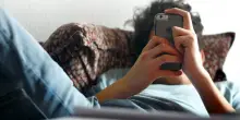 Adolescenti tra social e schermi: tutte le sfide dell&rsquo;estate per la salute
