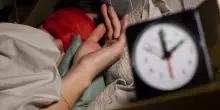 Sonno, le donne dormono peggio degli uomini: i rischi per la salute