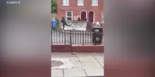 Belfast, proteste anti-migranti: gli assalti dei manifestanti casa per casa