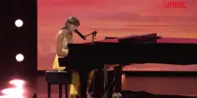 Taylor Swift si esibisce a sorpresa alla prima mondiale di &ldquo;Toy Story 5&rdquo;
