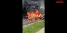 Russia, auto esplode nella regione di Mosca: le immagini della vettura in fiamme