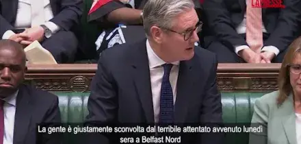 Proteste anti-migranti a Belfast, Starmer: "Atti di violenza e incendi ingiustificati"