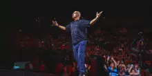 Eros Ramazzotti a San Siro canta la sua storia importante tra pace e speranza