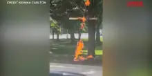 Usa, una croce in fiamme in un parco di Chicago: le immagini