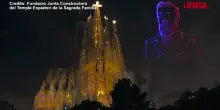 Sagrada Familia, i droni formano il volto di Gaud&igrave; nel cielo di Barcellona