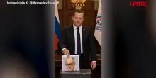 Russia, Medvedev distrugge foto di Merz, Starmer e von der Leyen: il video fatto con Ai
