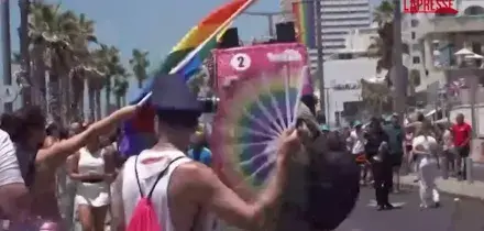 Israele, in migliaia a Tel Aviv per il Pride: una folla colorata attraversa la citt&agrave;