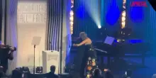 Taylor Swift entra nella Songwriters Hall of Fame: le lacrime e il ringraziamento alla famiglia