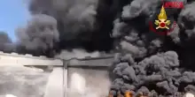 Mantova, incendio in magazzini Versalis: la nube di fumo nero sopra la citt&agrave;