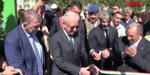 Caivano, Mantovano inaugura struttura per i bimbi del Parco Verde: "Risposta migliore ai critici di professione"