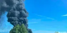 Incendio alla Versalis di Mantova, a fuoco materiale plastico