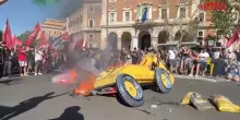 Remigrazione,  il contro-corteo sparge letame davanti al ministero dei Trasporti