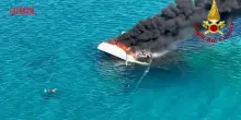 Sardegna, barca a fuoco nelle acque di Palau: lintervento dei vigili del fuoco