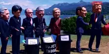 Francia, la protesta degli attivisti di Oxfam travestiti da leader del G7