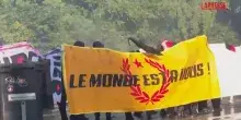 G7, a Ginevra scontri tra polizia e manifestanti: auto in fiamme e cannoni ad acqua
