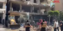 Libano, Israele colpisce un sobborgo di Beirut: ci sono morti e feriti