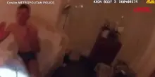 Regno Unito, il video dell&rsquo;arresto di uno dei responsabili degli incendi contro propriet&agrave; legate a Starmer