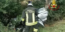 Grosseto, finisce con l&rsquo;auto in un fosso: muore a 34 anni, ferita una bimba