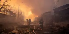 Ucraina, drone russo contro treno: ci sono vittime, Zelensky diffonde le immagini dell&rsquo;attacco